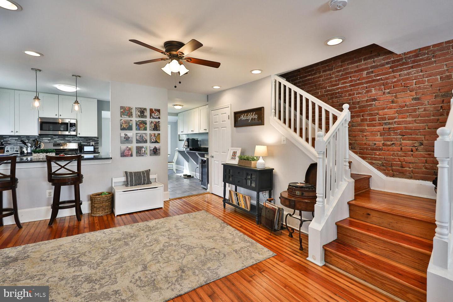 224 E Ave