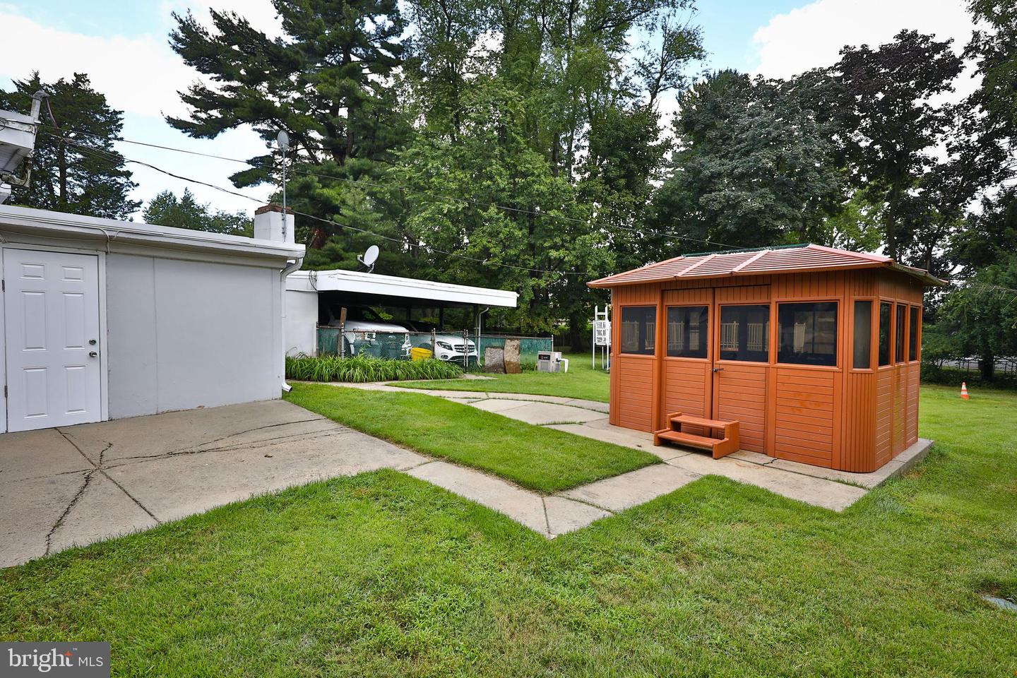 8209 MacArthur Rd