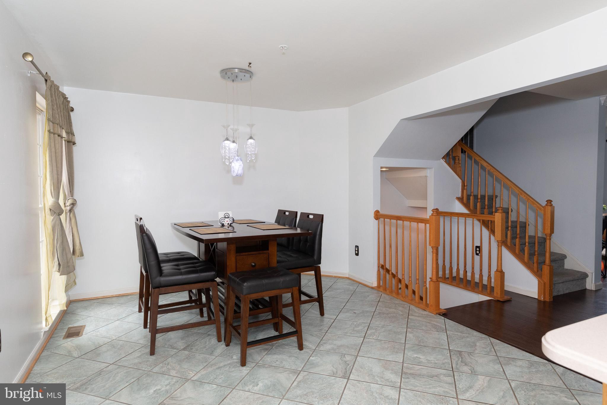 216 Creekside Dr