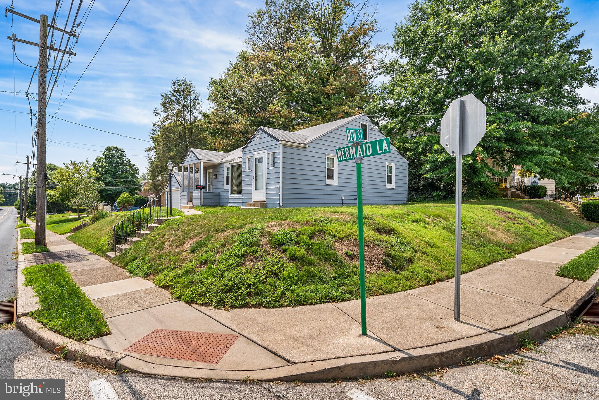 919 And 933 E Mermaid Ln