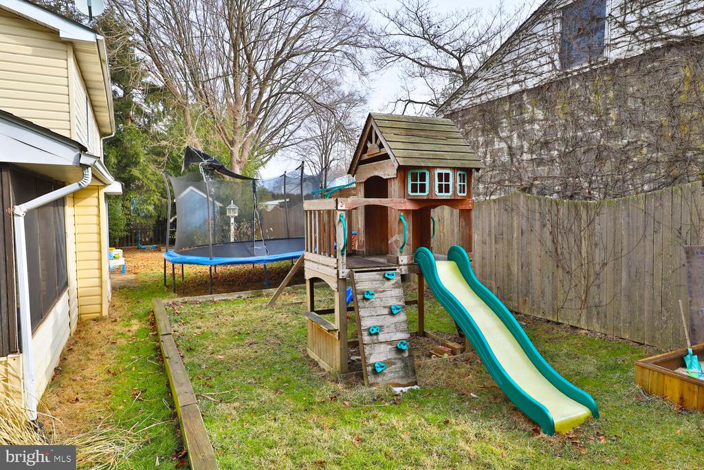 833 Tennis Ave
