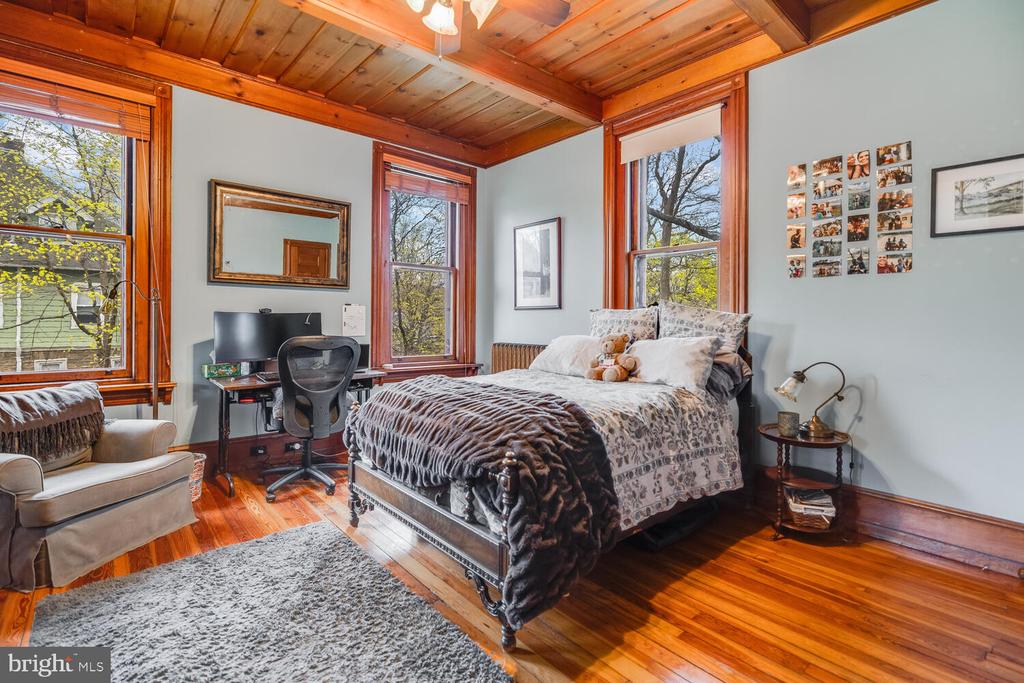 157 Fernbrook Ave
