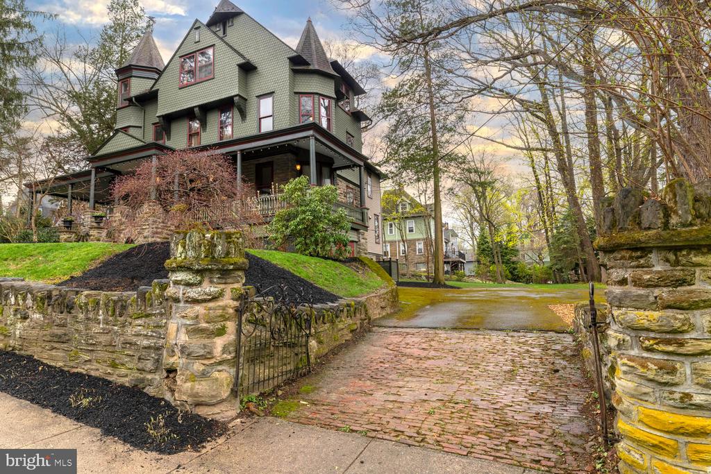 157 Fernbrook Ave