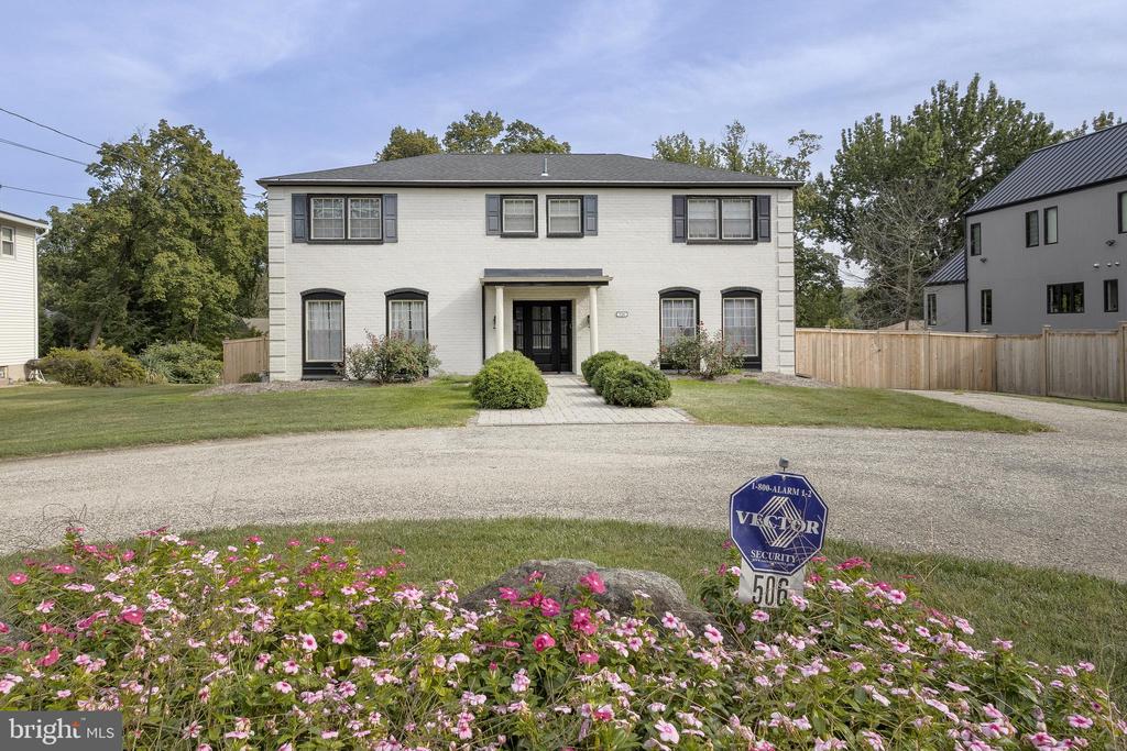 506 E GRAVERS LANE