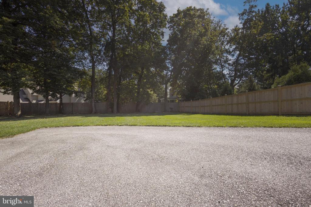 506 E GRAVERS LANE