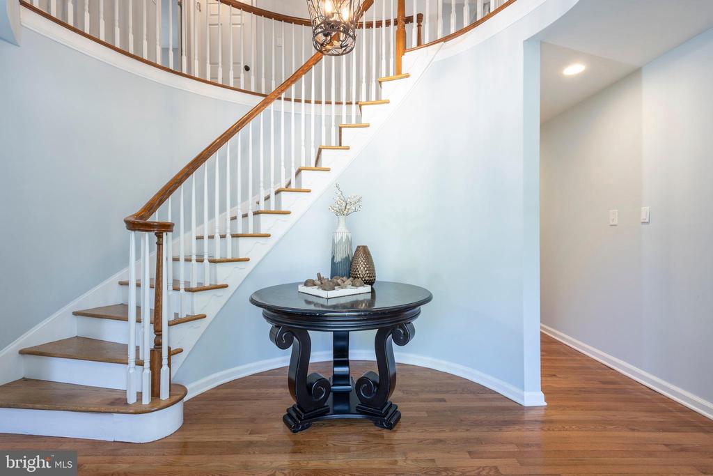 506 E GRAVERS LANE