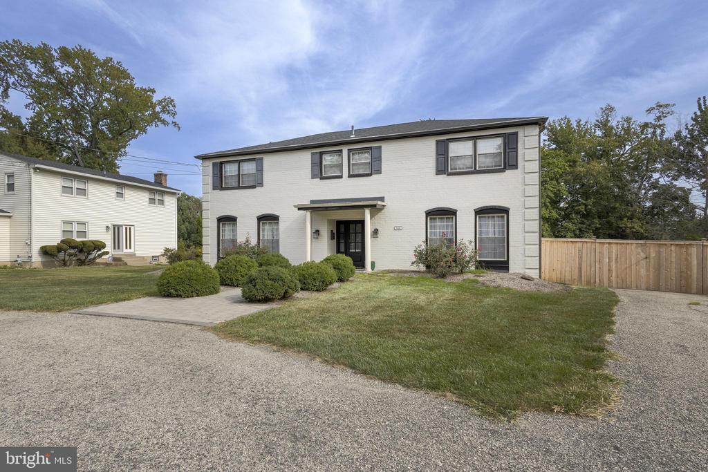 506 E GRAVERS LANE