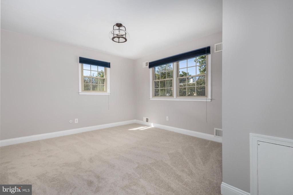 506 E GRAVERS LANE