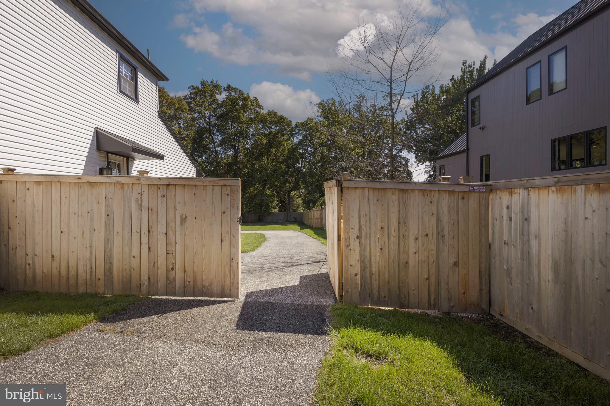 506 E GRAVERS LANE