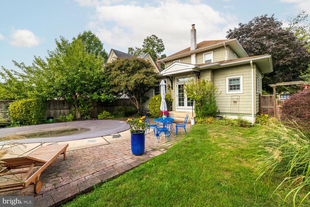 307 ROSLYN AVENUE