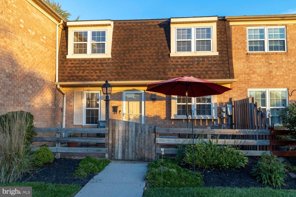 237 ARBOUR COURT