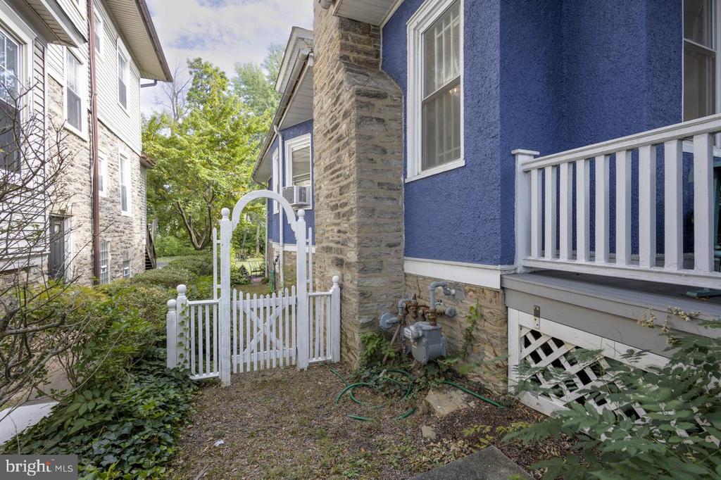 221 S EASTON ROAD