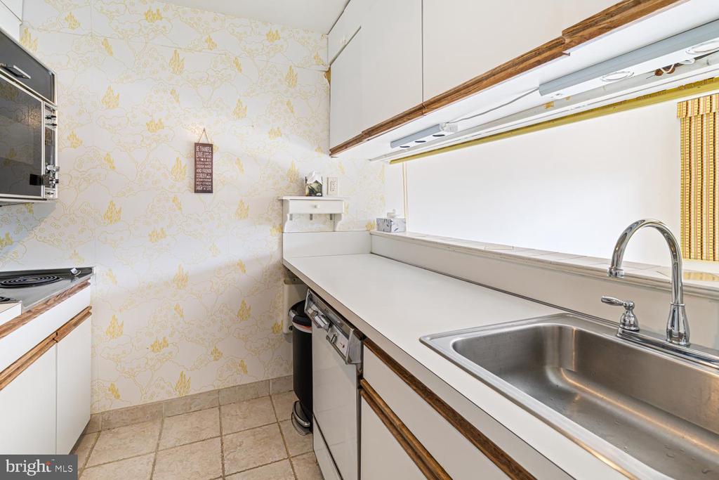 1610 THE FAIRWAY 510W