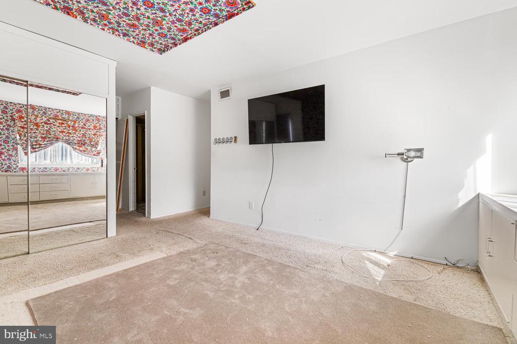 1610 THE FAIRWAY 510W