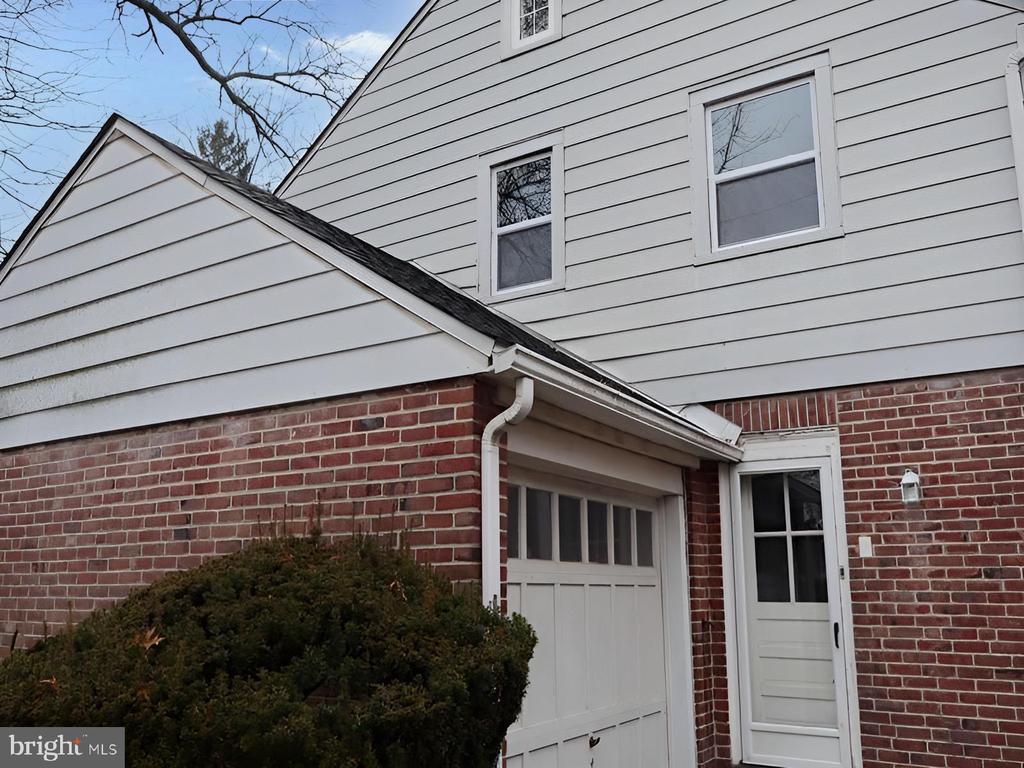 1516 SURREY LANE