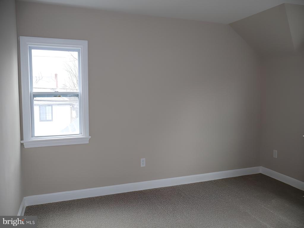 1516 SURREY LANE