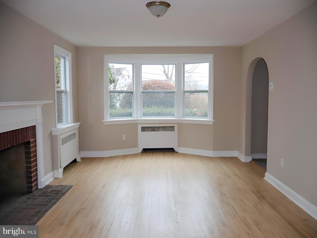 1516 SURREY LANE