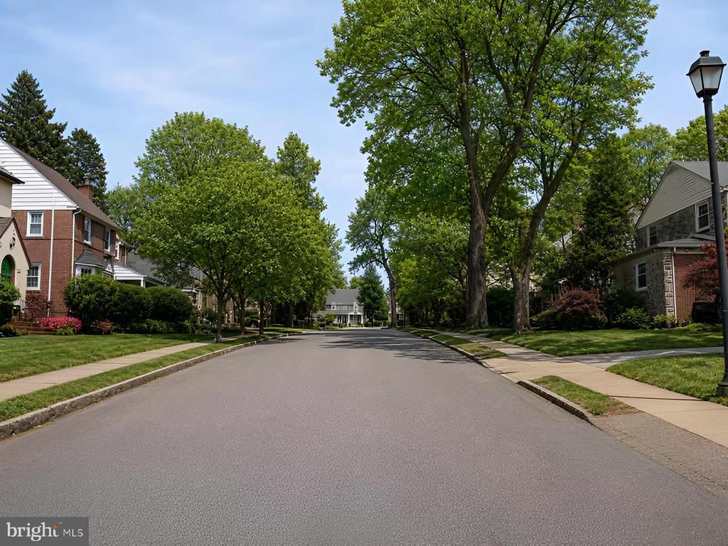 1516 SURREY LANE