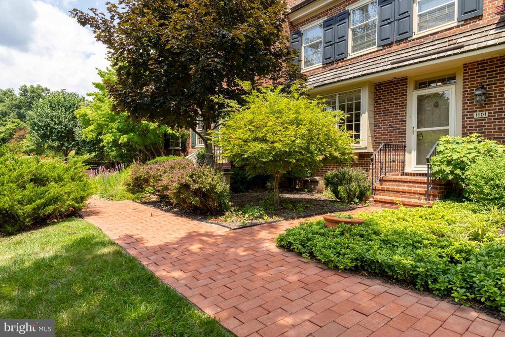 1101 QUINARD COURT