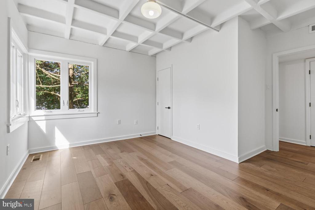 8107 GLADSTONE ROAD