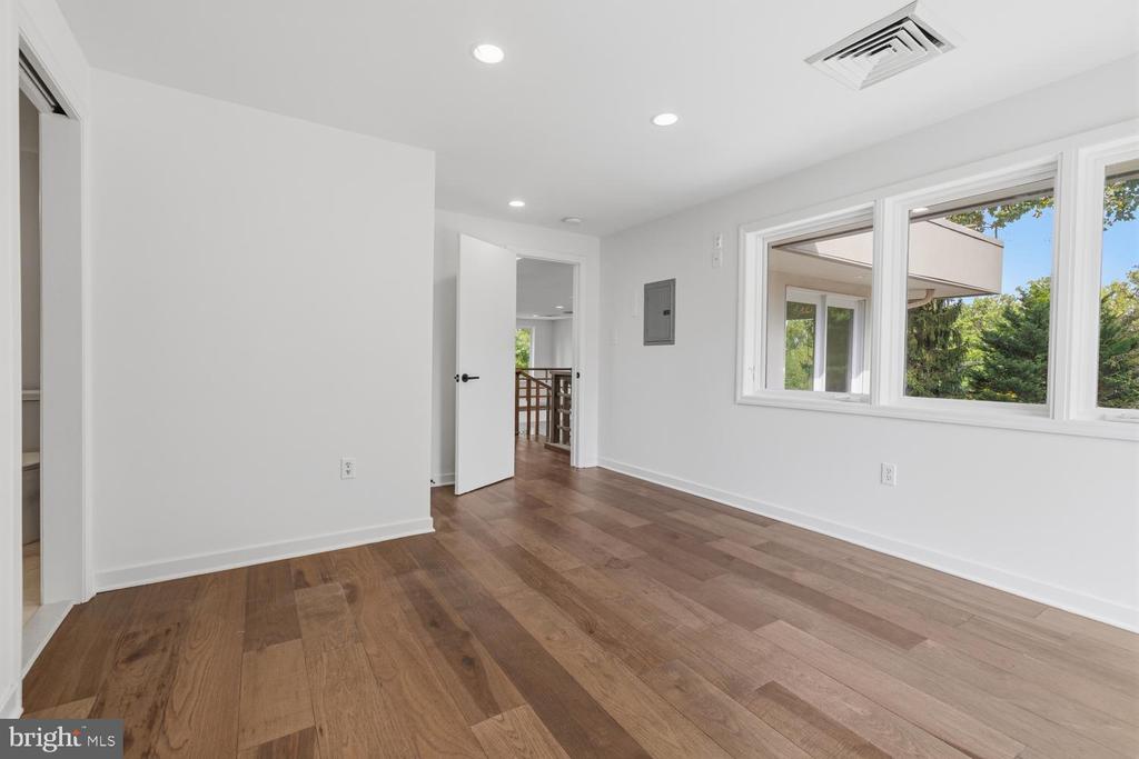 8107 GLADSTONE ROAD