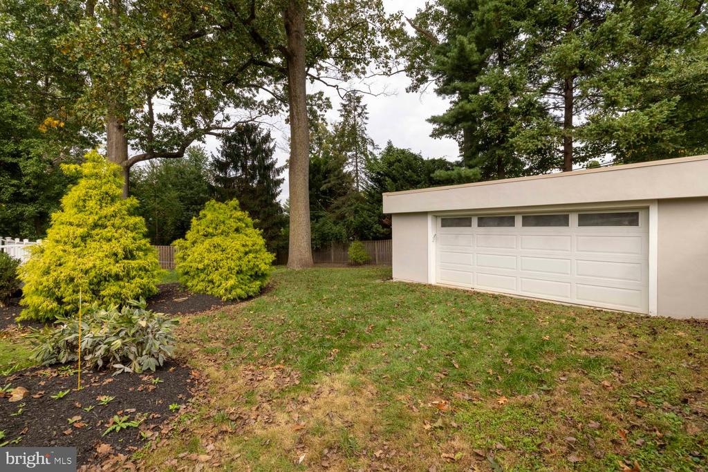 8107 GLADSTONE ROAD