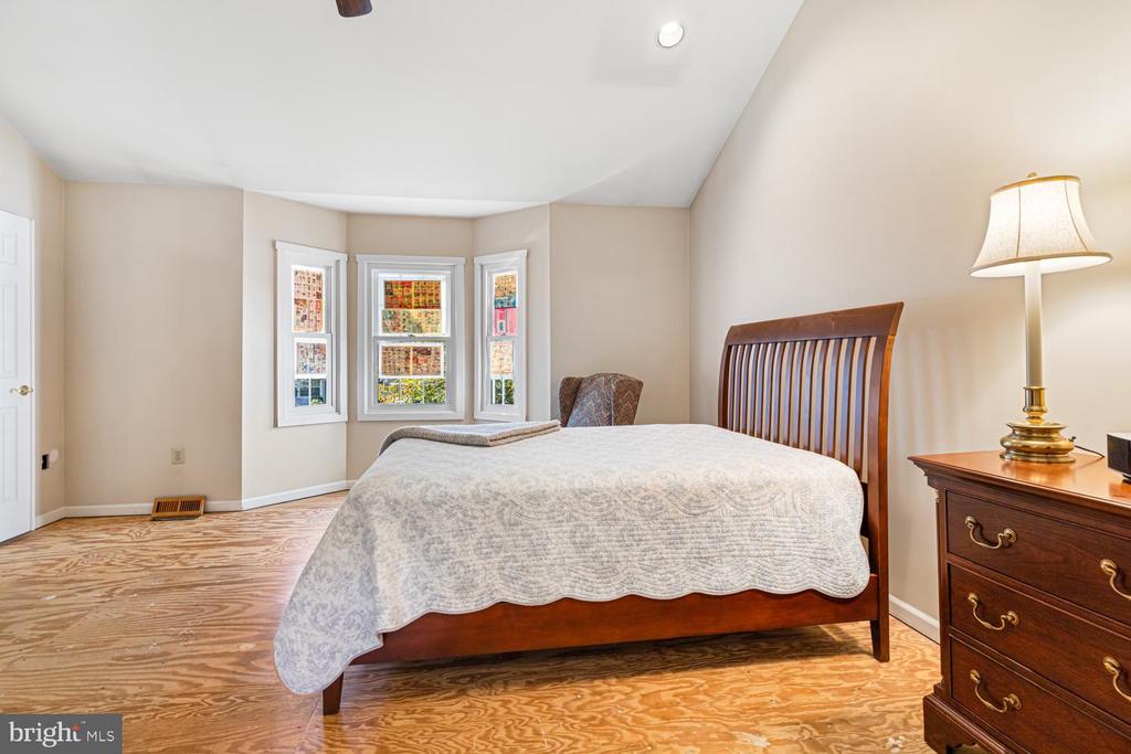 142 BLUE RIBBON DRIVE