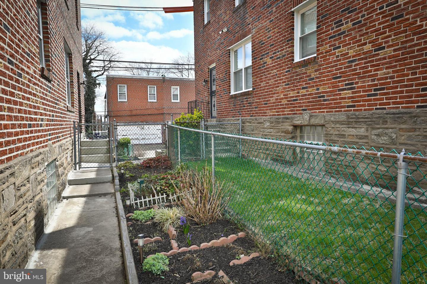 924 E Slocum St