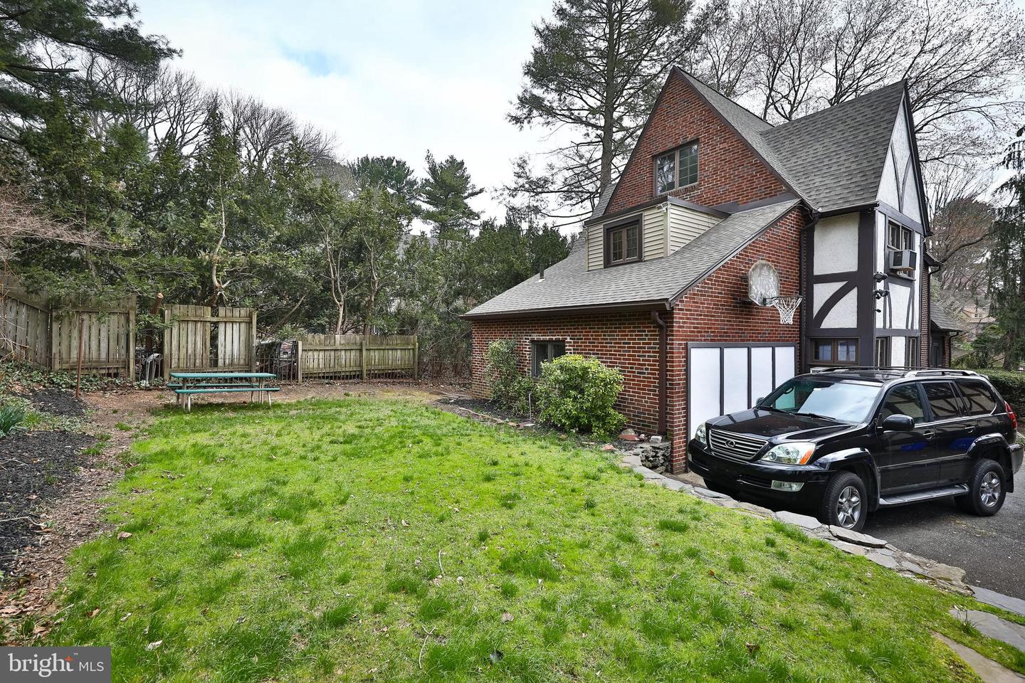 3405 Warden Dr