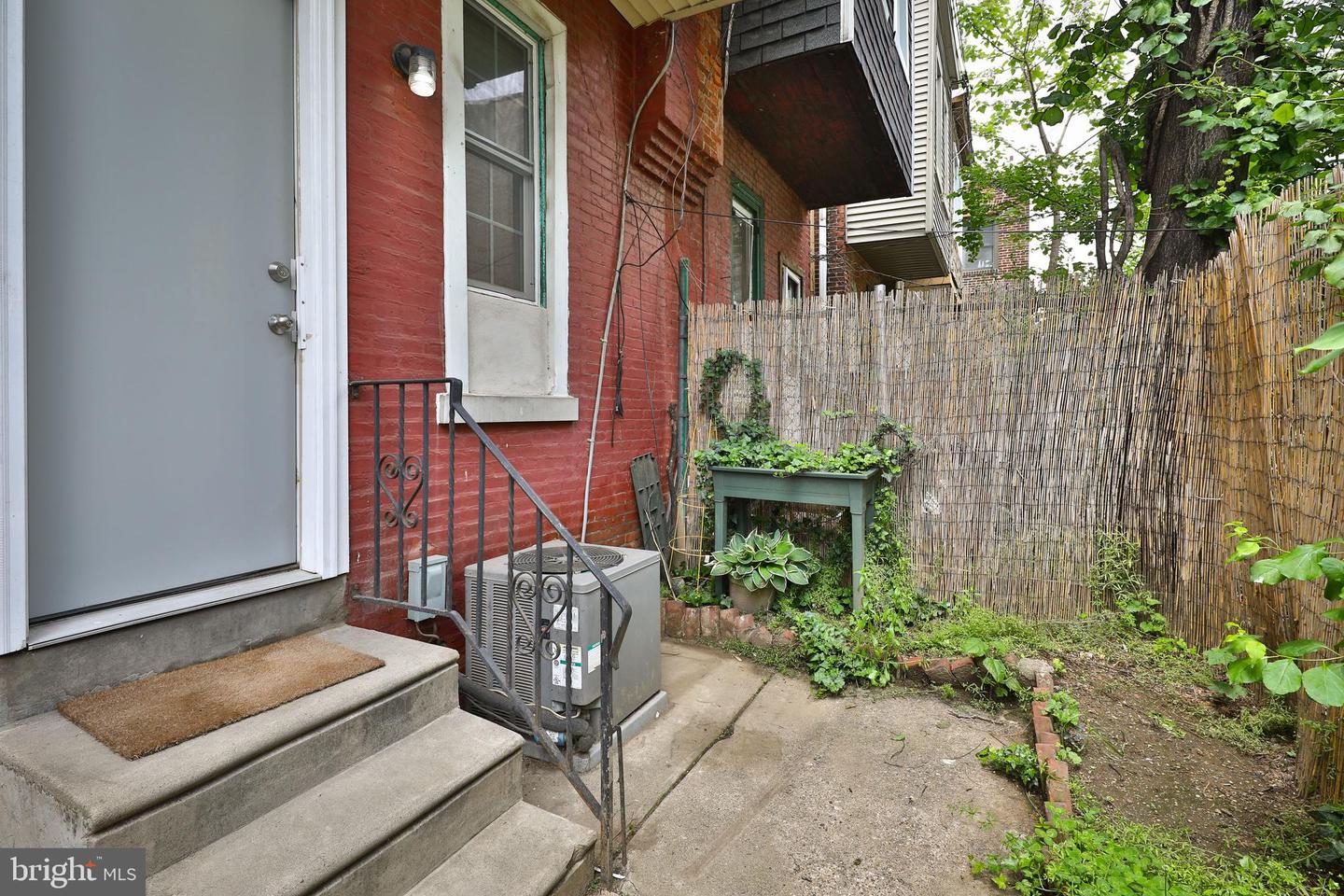 833 N Hutton St