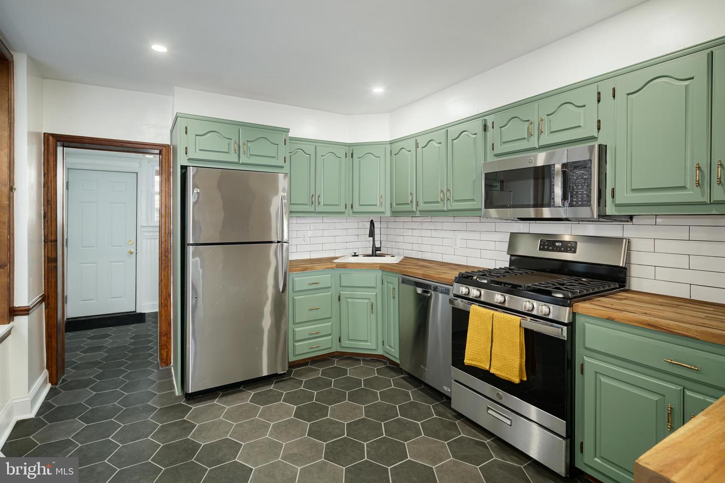 3137 Edgemont St