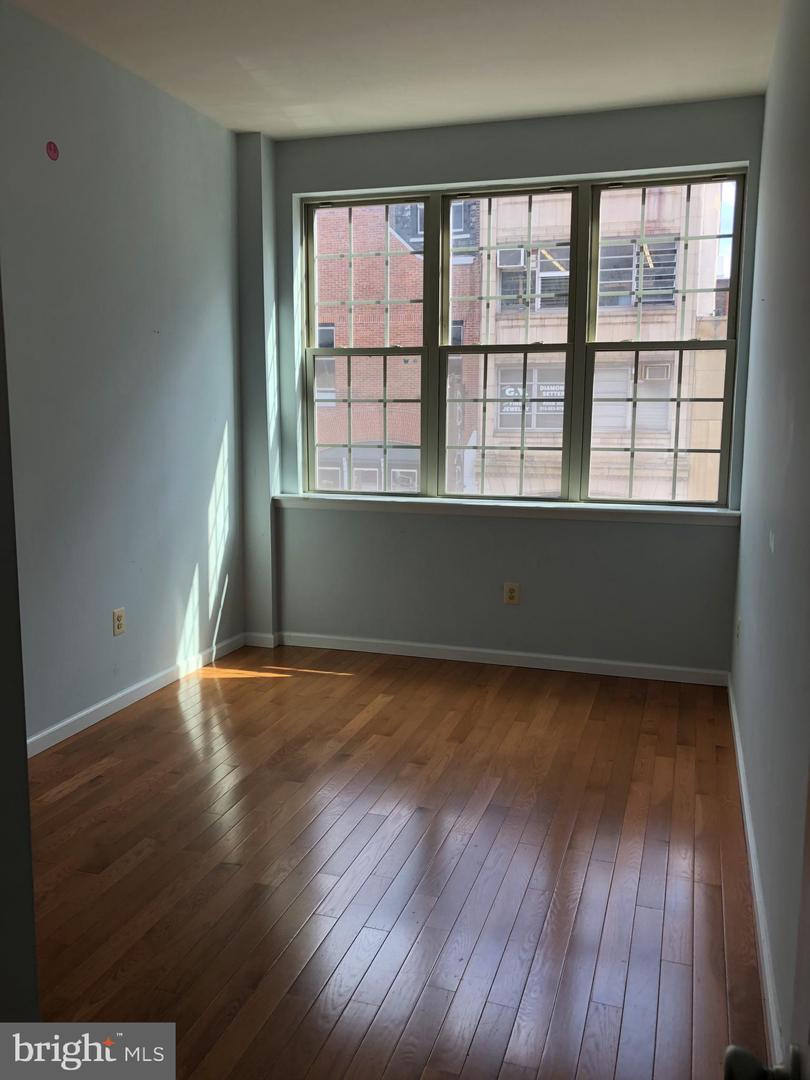 725 S Sansom St #301