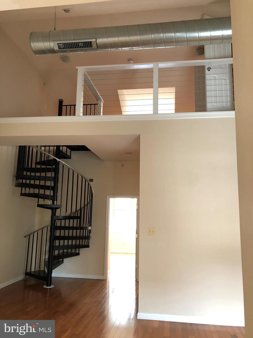 725 S Sansom St #301