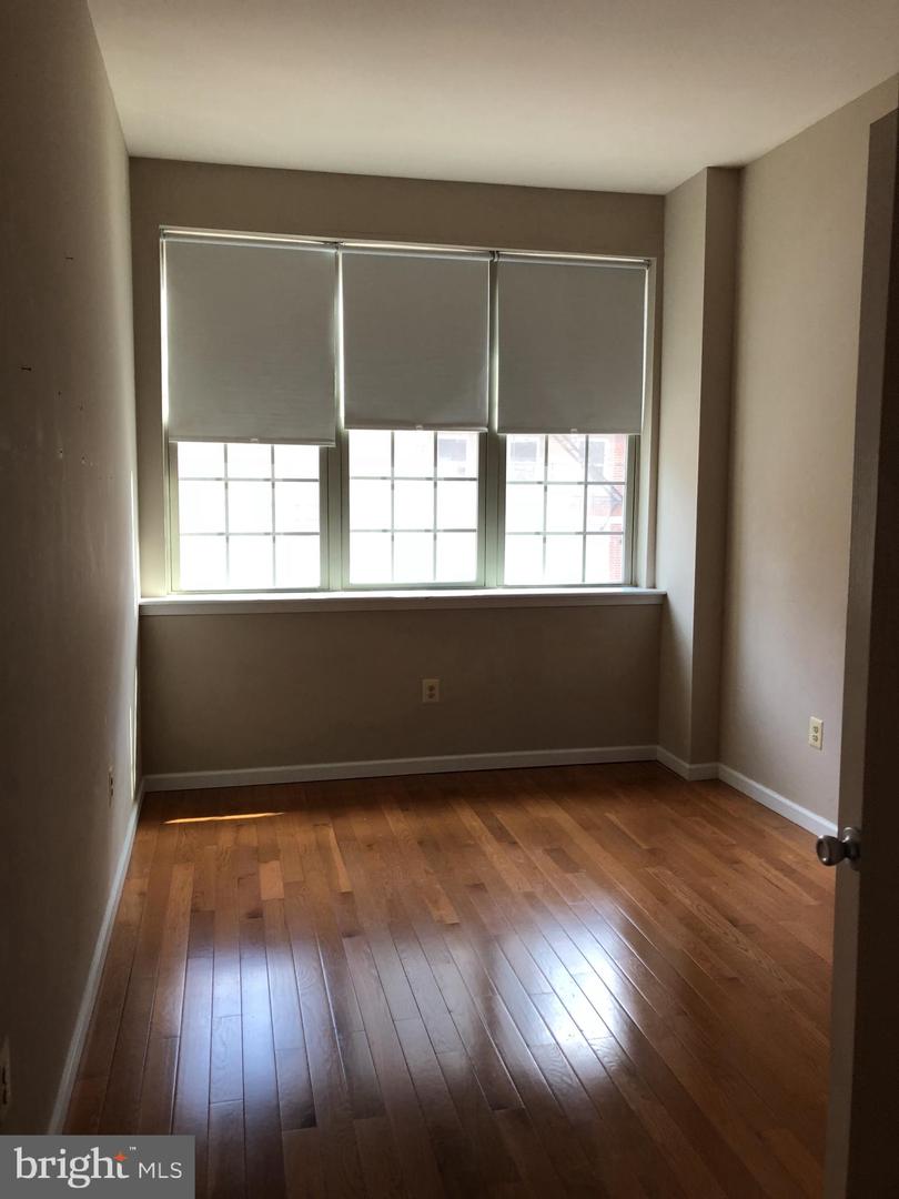 725 S Sansom St #301