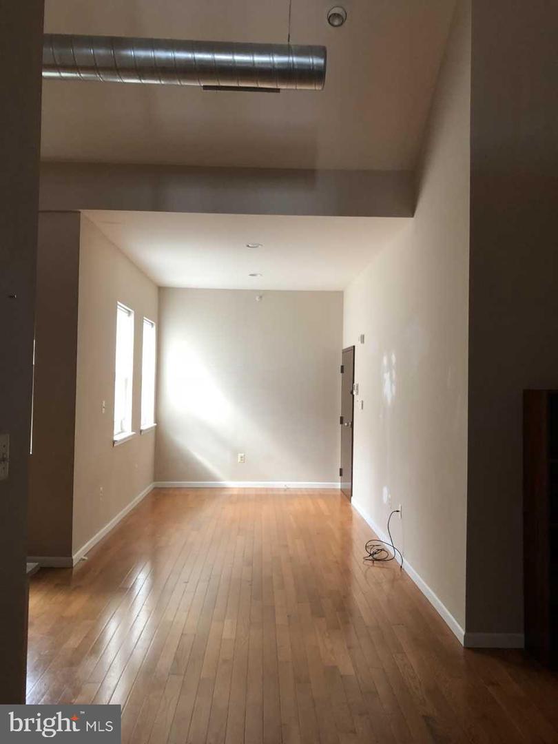 725 S Sansom St #301