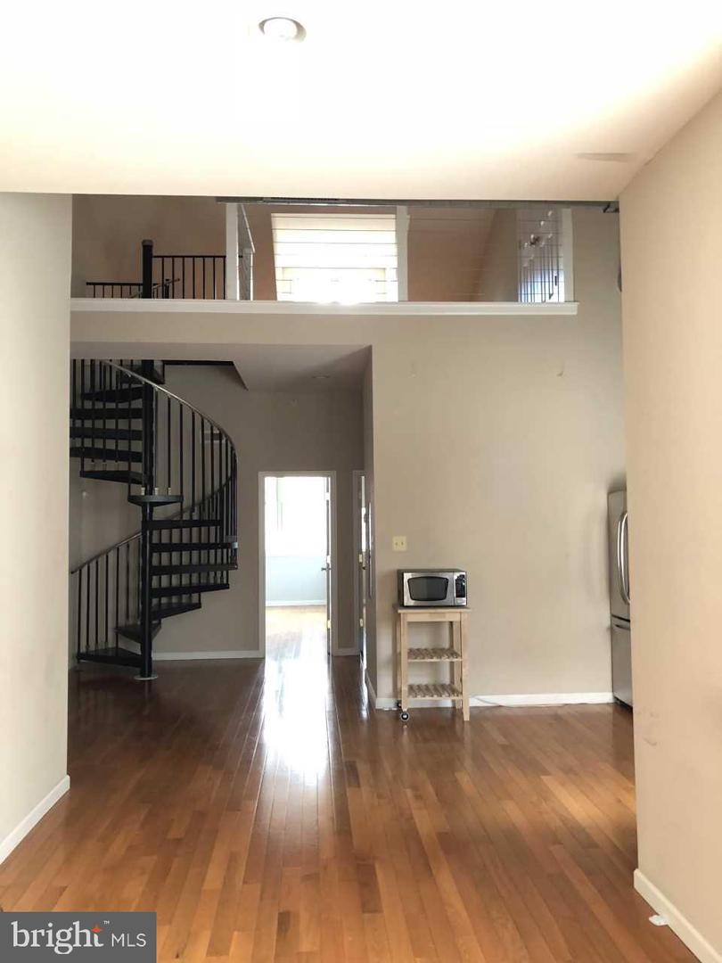 725 S Sansom St #301