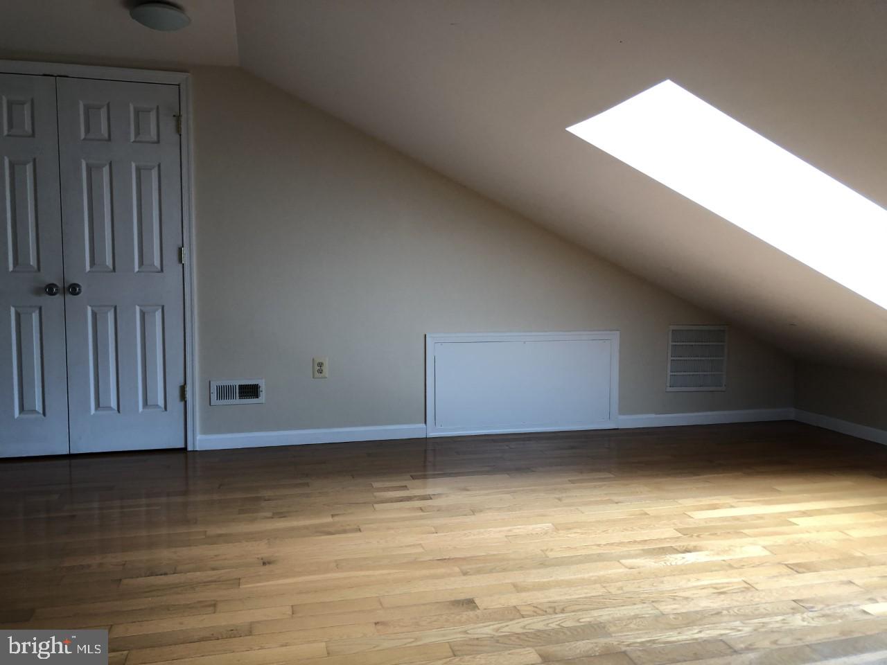 725 S Sansom St #301