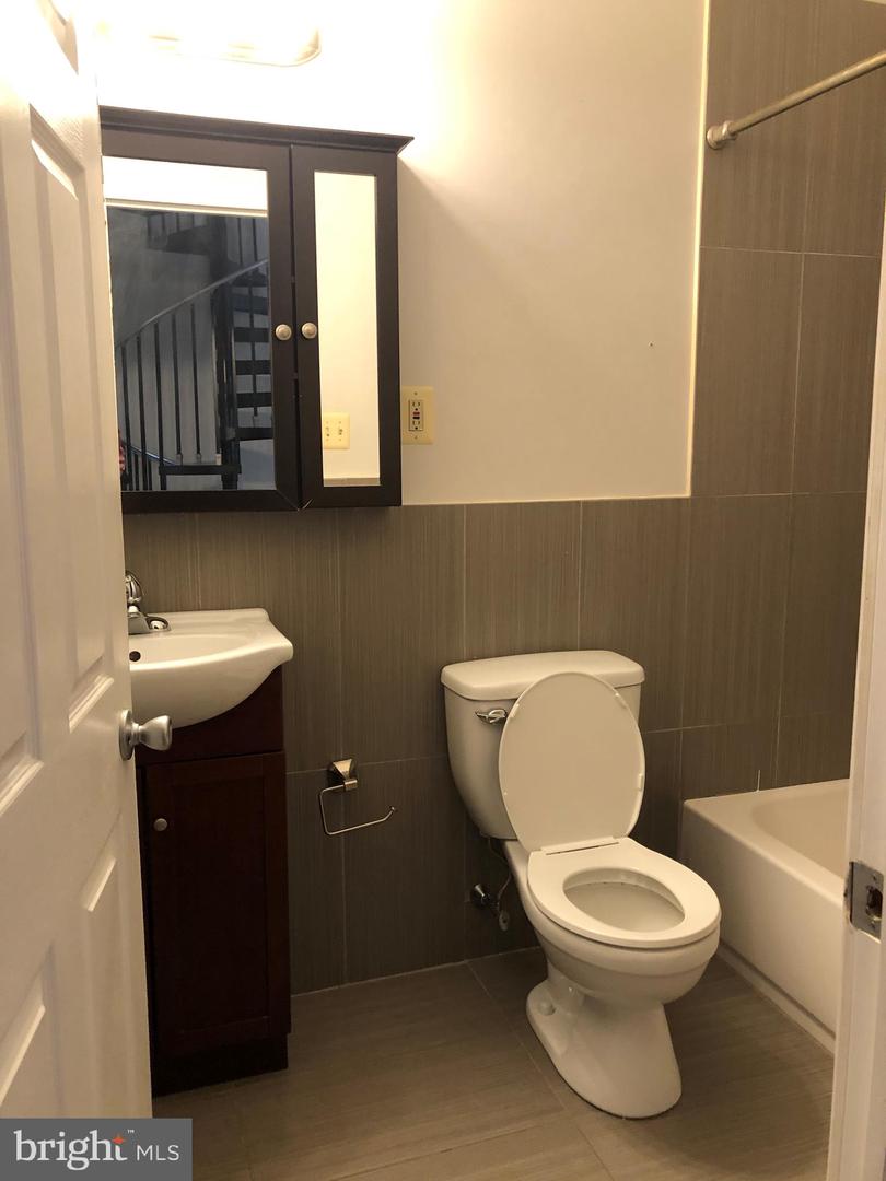 725 S Sansom St #301