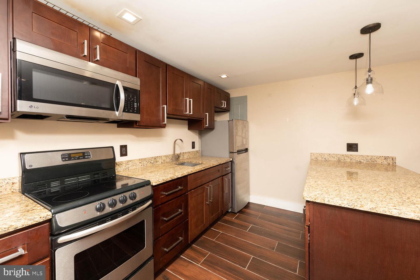 4 E Mount Pleasant Ave