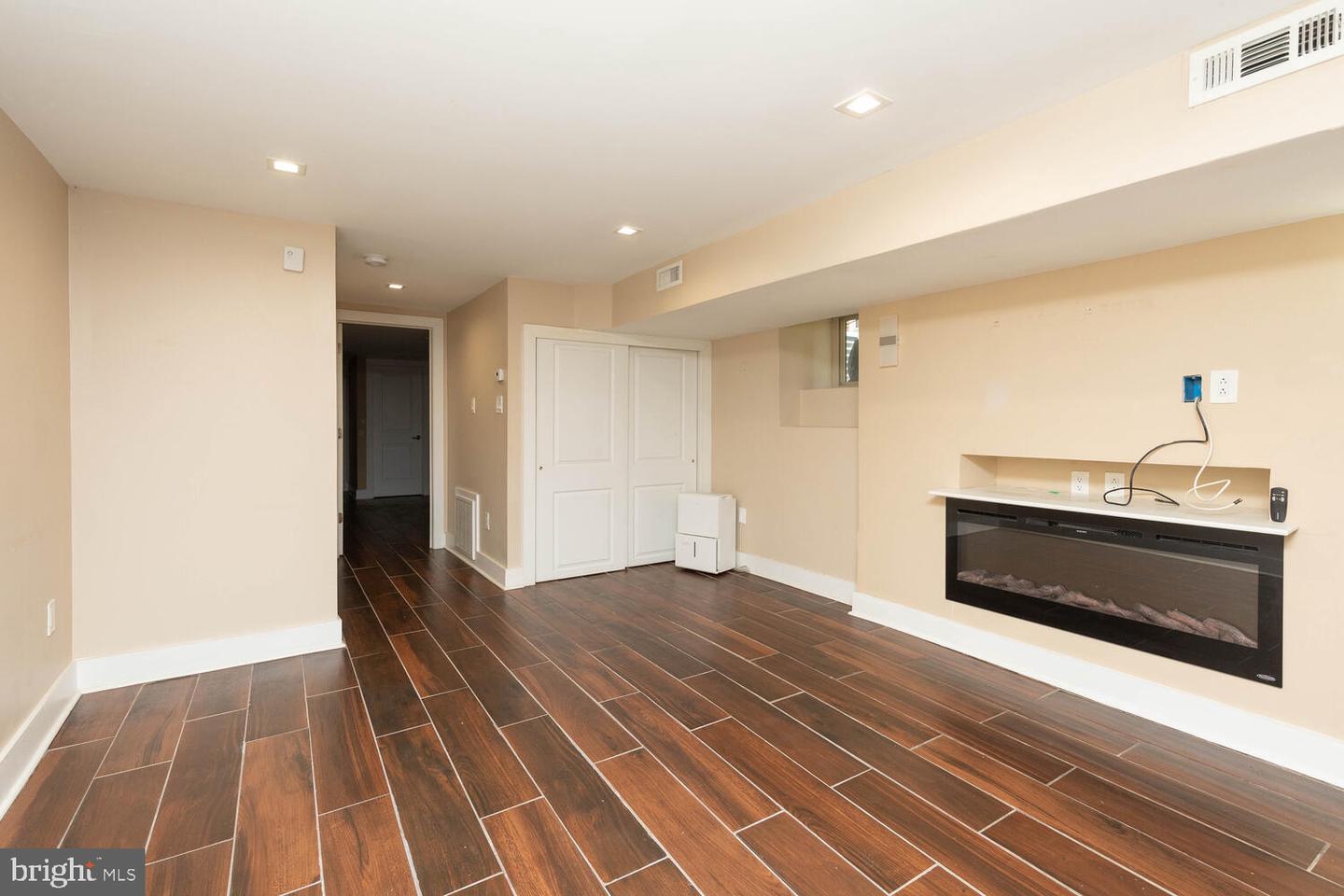 4 E Mount Pleasant Ave