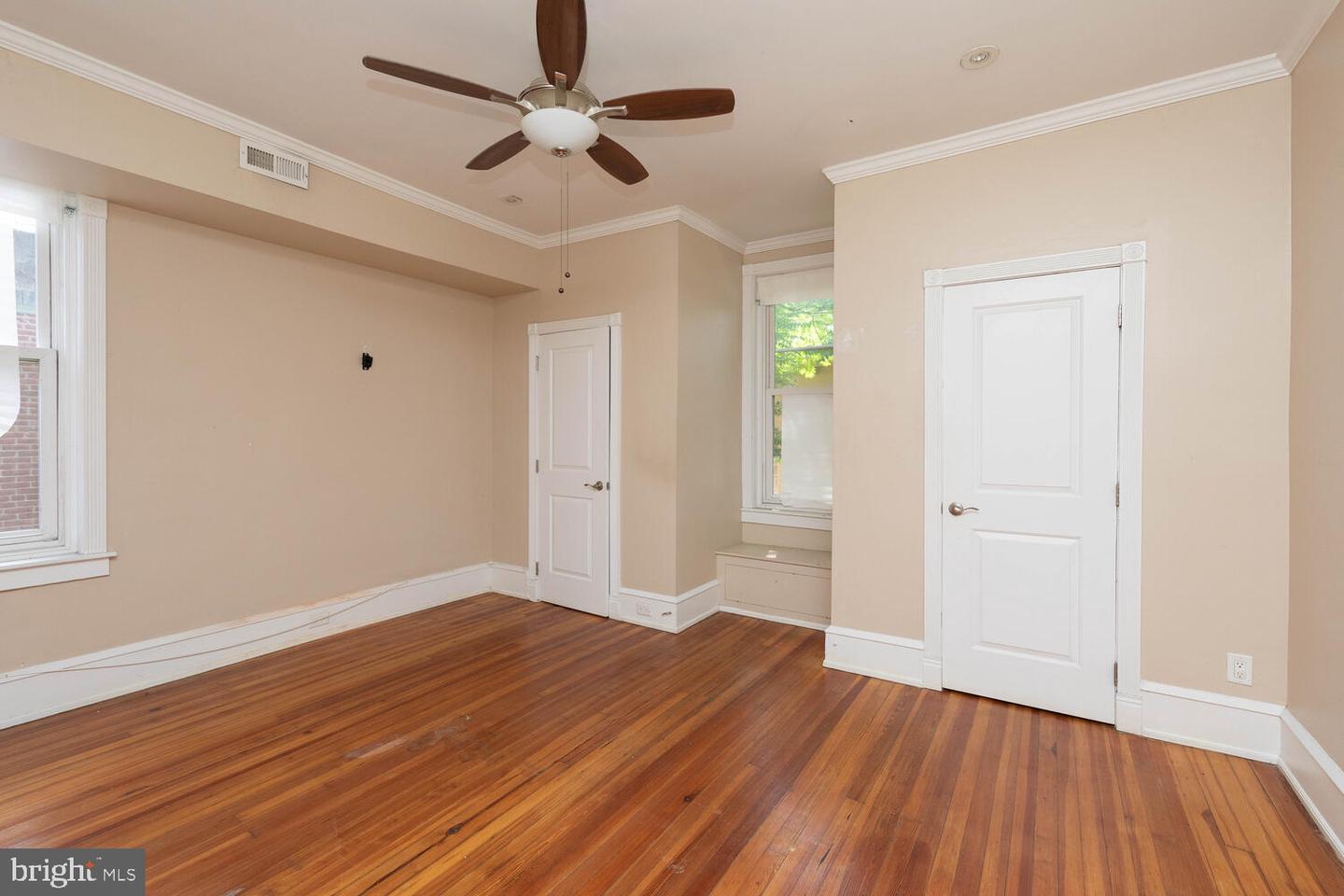 4 E Mount Pleasant Ave