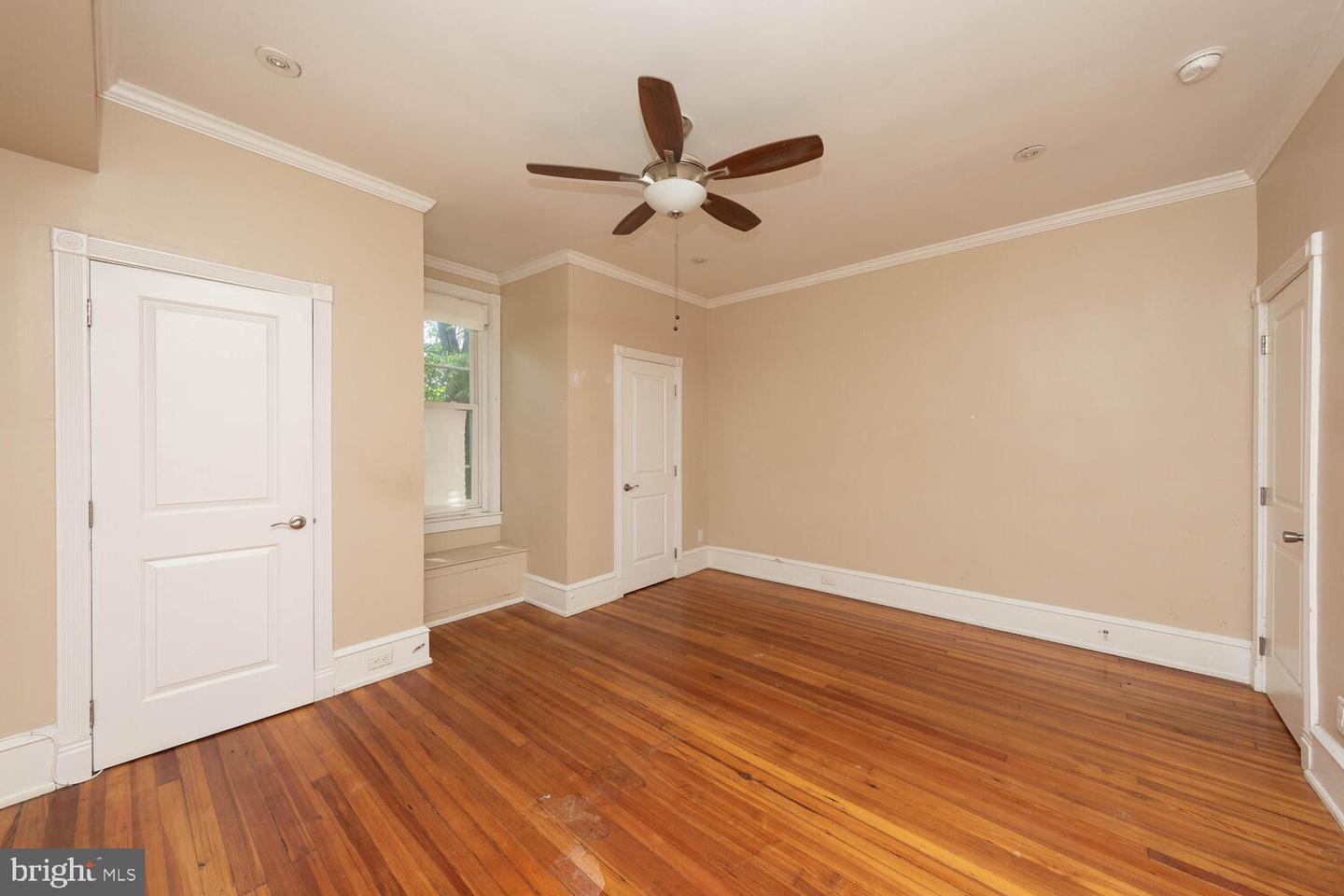 4 E Mount Pleasant Ave