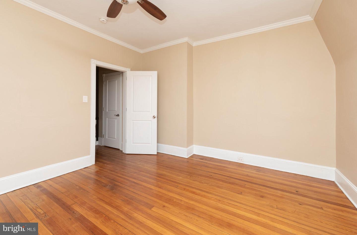 4 E Mount Pleasant Ave