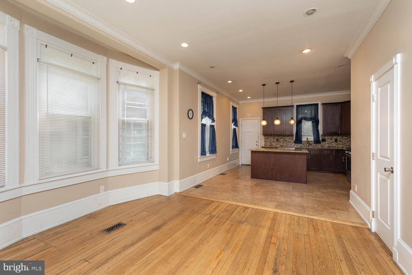 4 E Mount Pleasant Ave