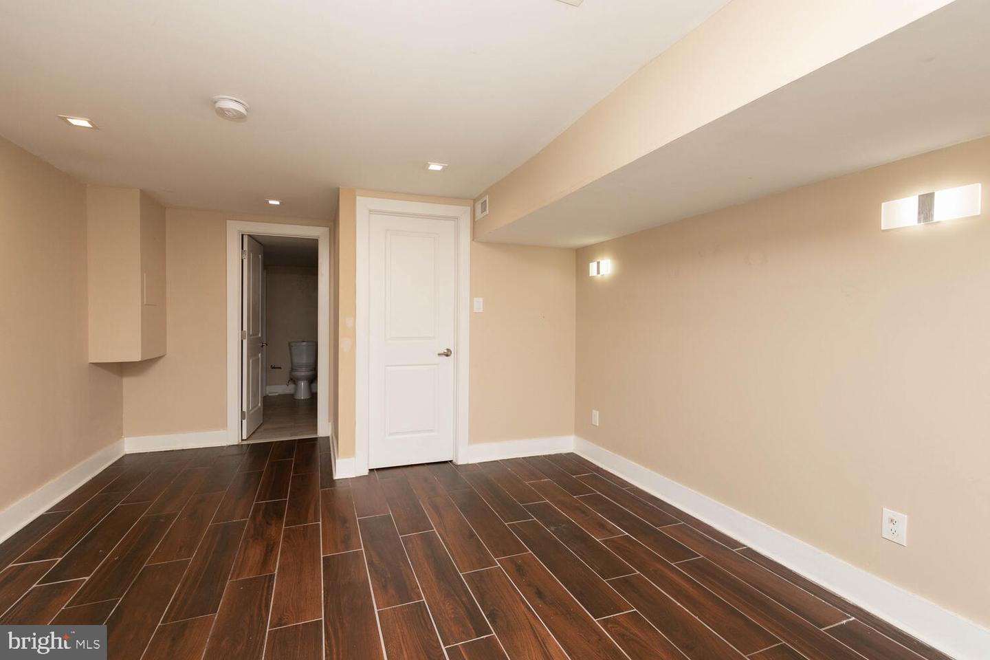 4 E Mount Pleasant Ave