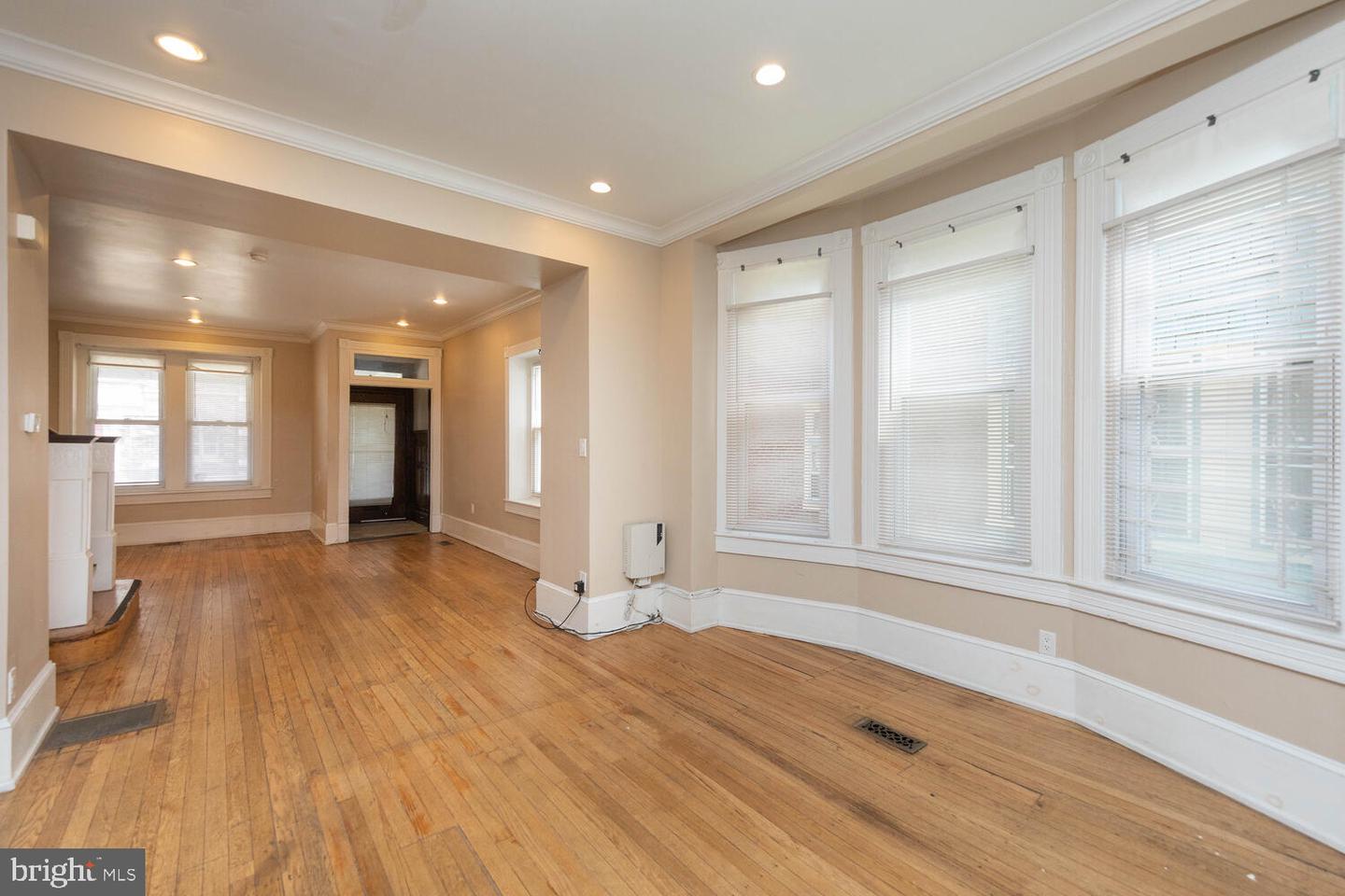 4 E Mount Pleasant Ave