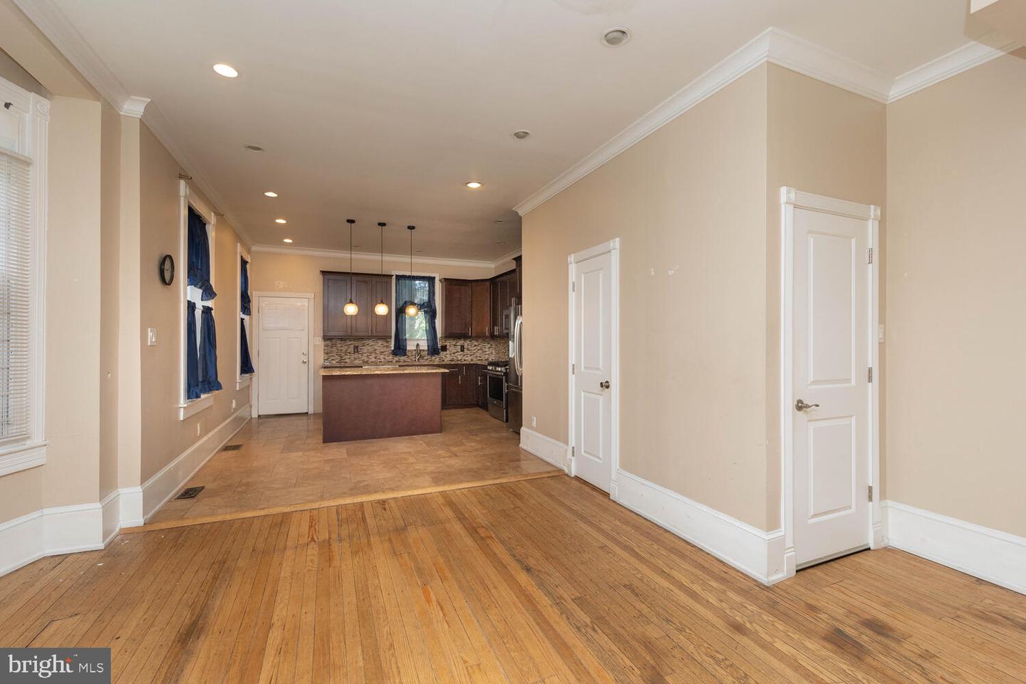 4 E Mount Pleasant Ave