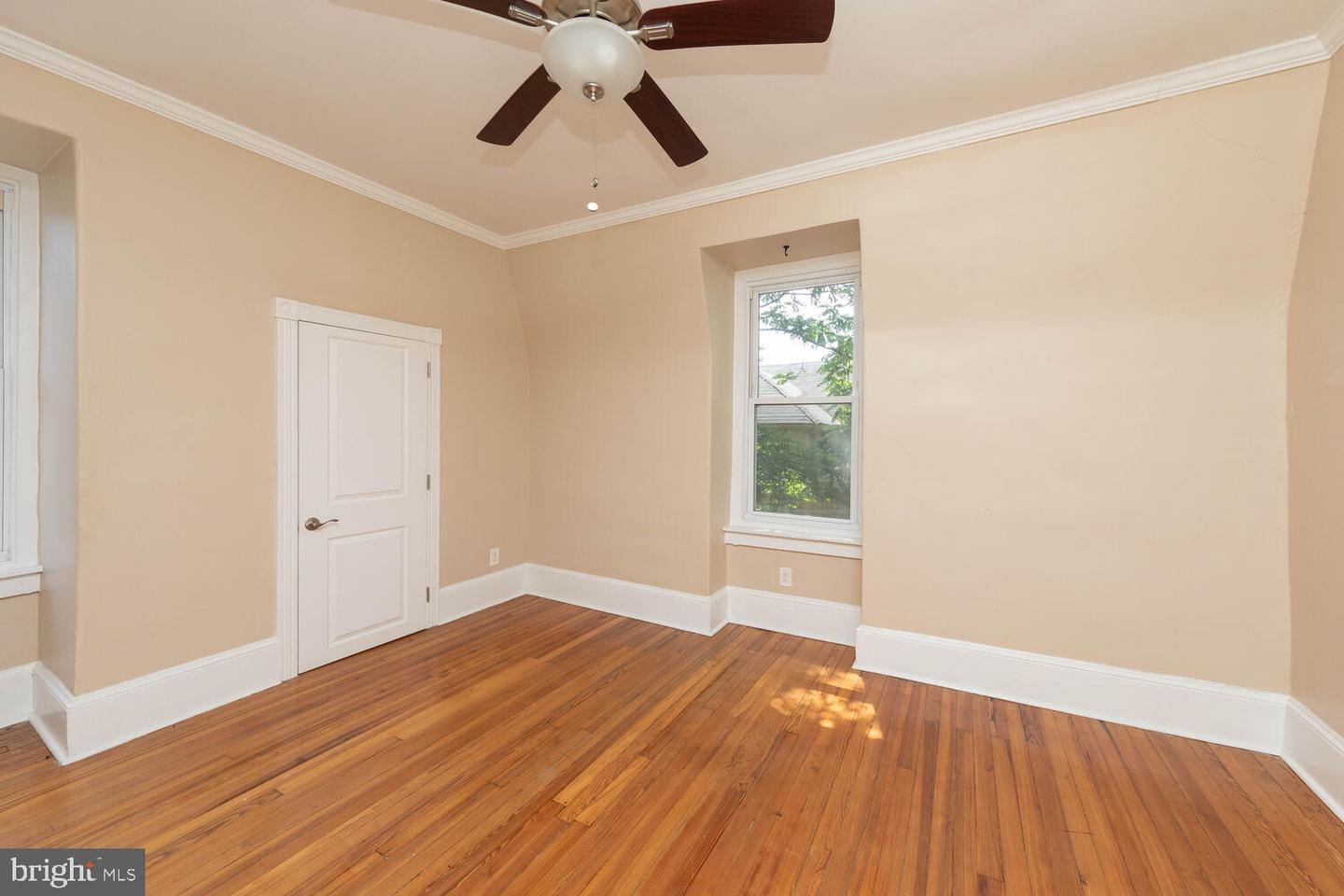 4 E Mount Pleasant Ave