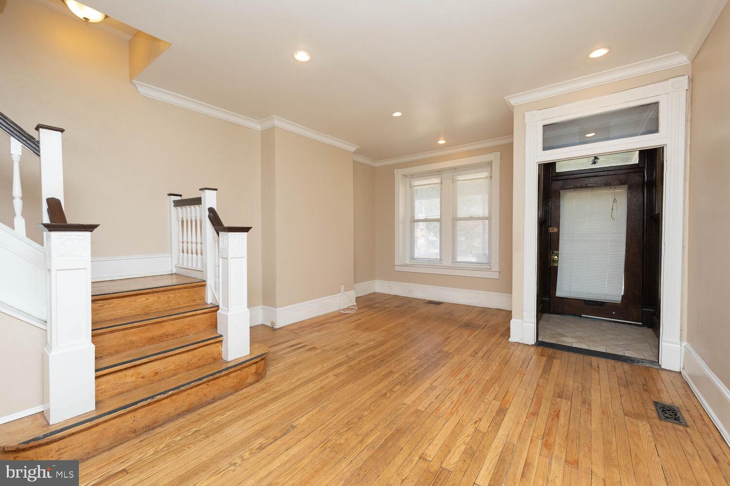 4 E Mount Pleasant Ave