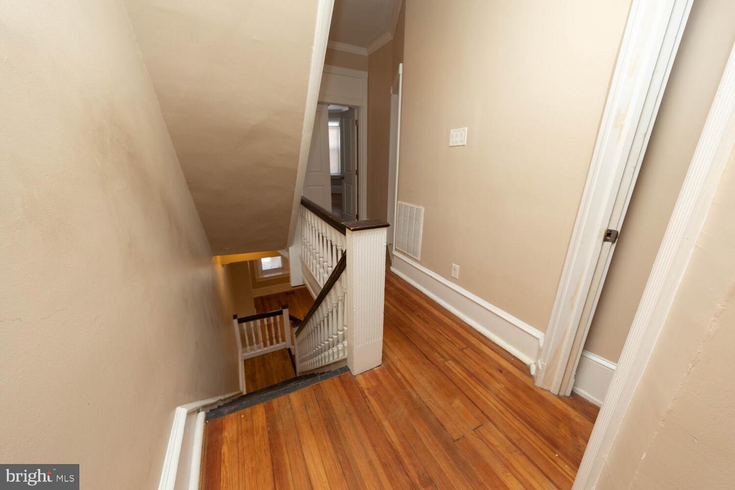 4 E Mount Pleasant Ave